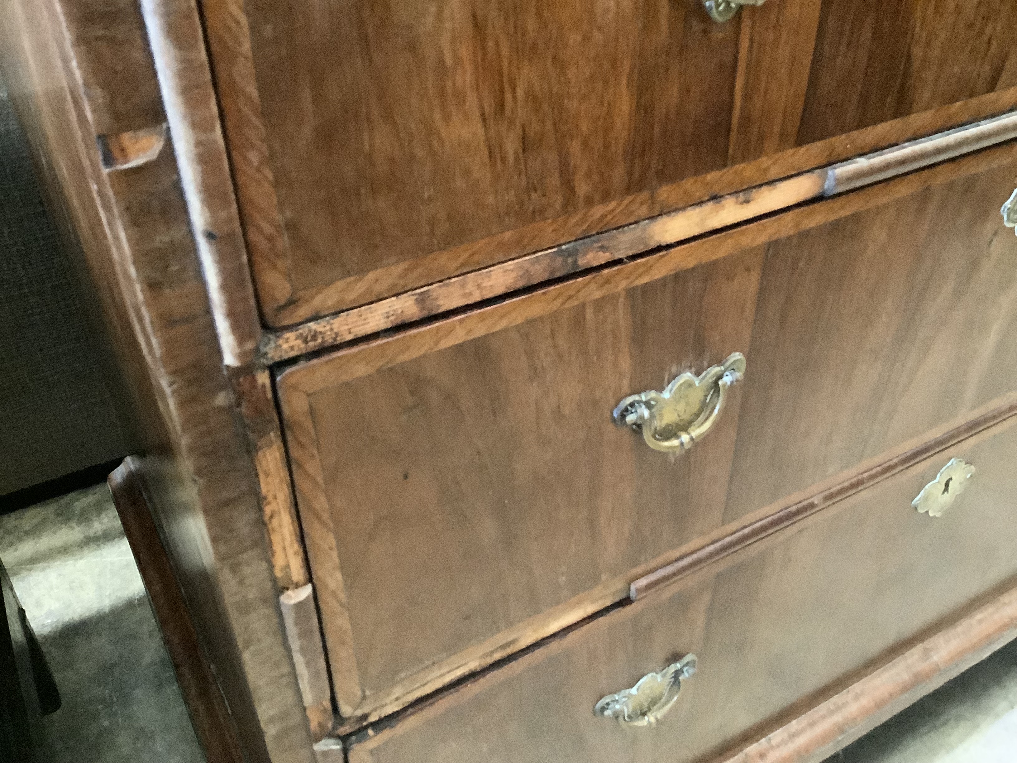 An 18th century feather banded walnut chest, width 94cm, depth 58cm, height 97cm